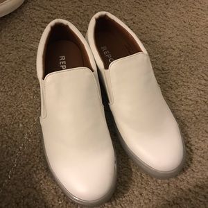 Size 9 white slip on shoes